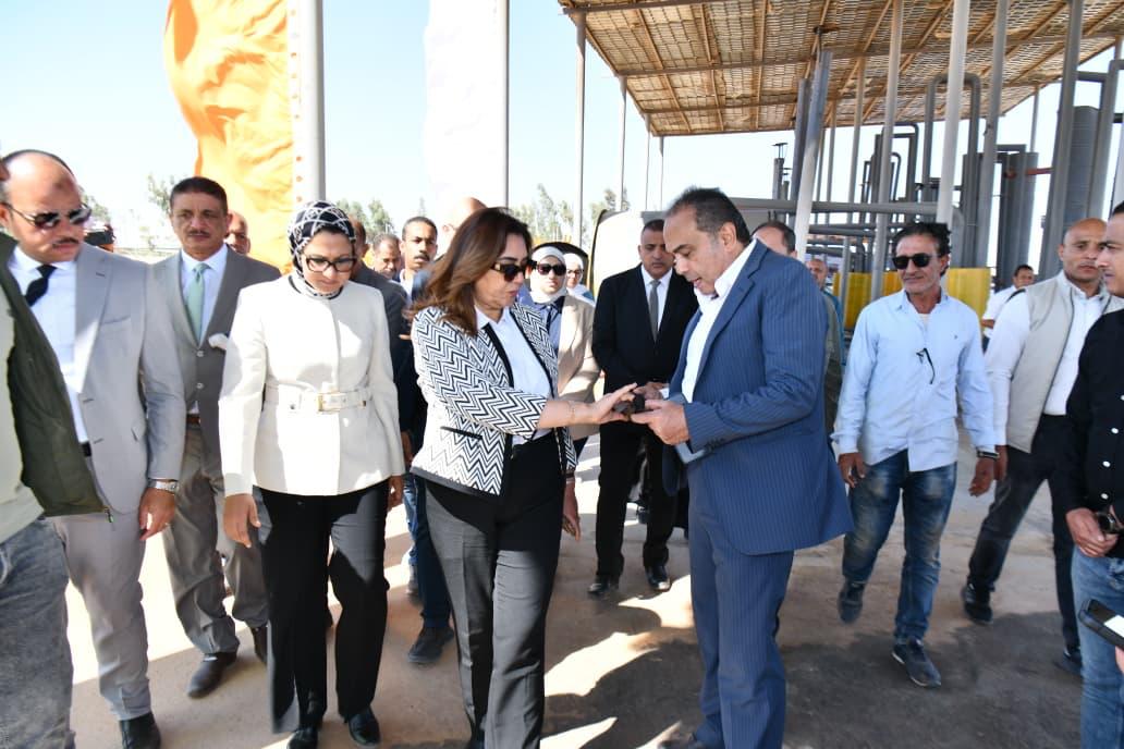 وزيرة التنمية المحلية تتفقد مصنع تدوير المخلفات بالوادي الجديد وزيرة التنمية المحلية تتفقد مصنع تدوير المخلفات بالوادي الجديد