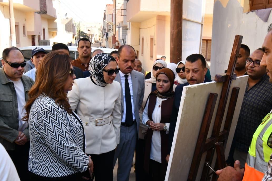 وزيرة التنمية المحلية تتفقد تطوير موقف الخارجة ورصف المجاهدين وزيرة التنمية المحلية تتفقد تطوير موقف الخارجة ورصف المجاهدين