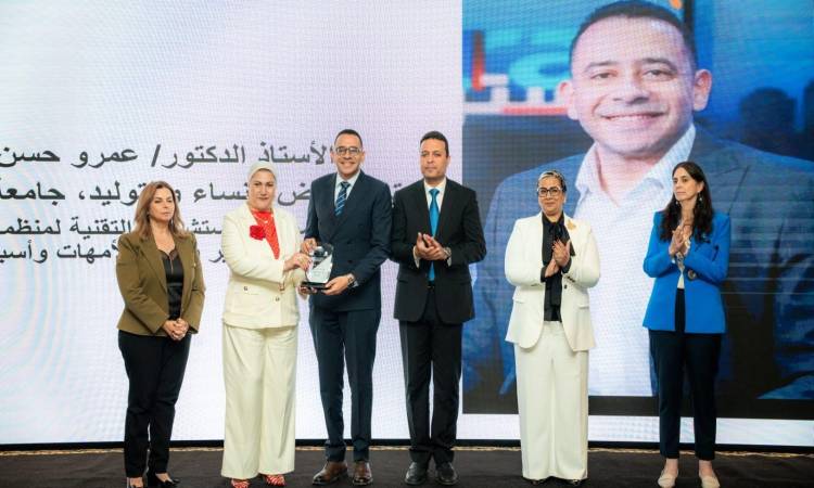 تكريم الدكتور عمرو حسن