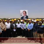 وزير النقل يكرم العاملين بمشروع محور دراو خلال زيارته بأسوان