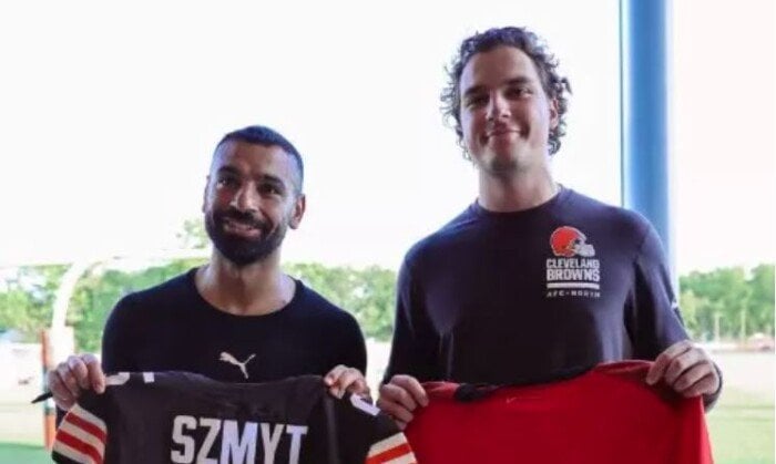 محمد صلاح يتبادل القمصان مع نجم <a href=