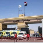 معبر رفح يستقبل فلسطينيين عائدين إلى غزة مع دعم من الهلال الأحمر