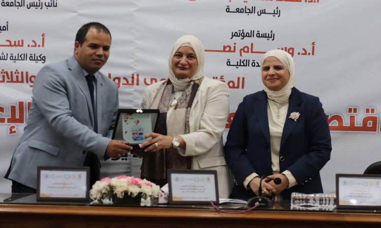 تكريم قناة <a href=