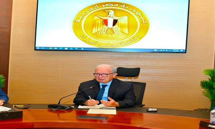 الدكتور حسين عيسى خلال الاجتماع