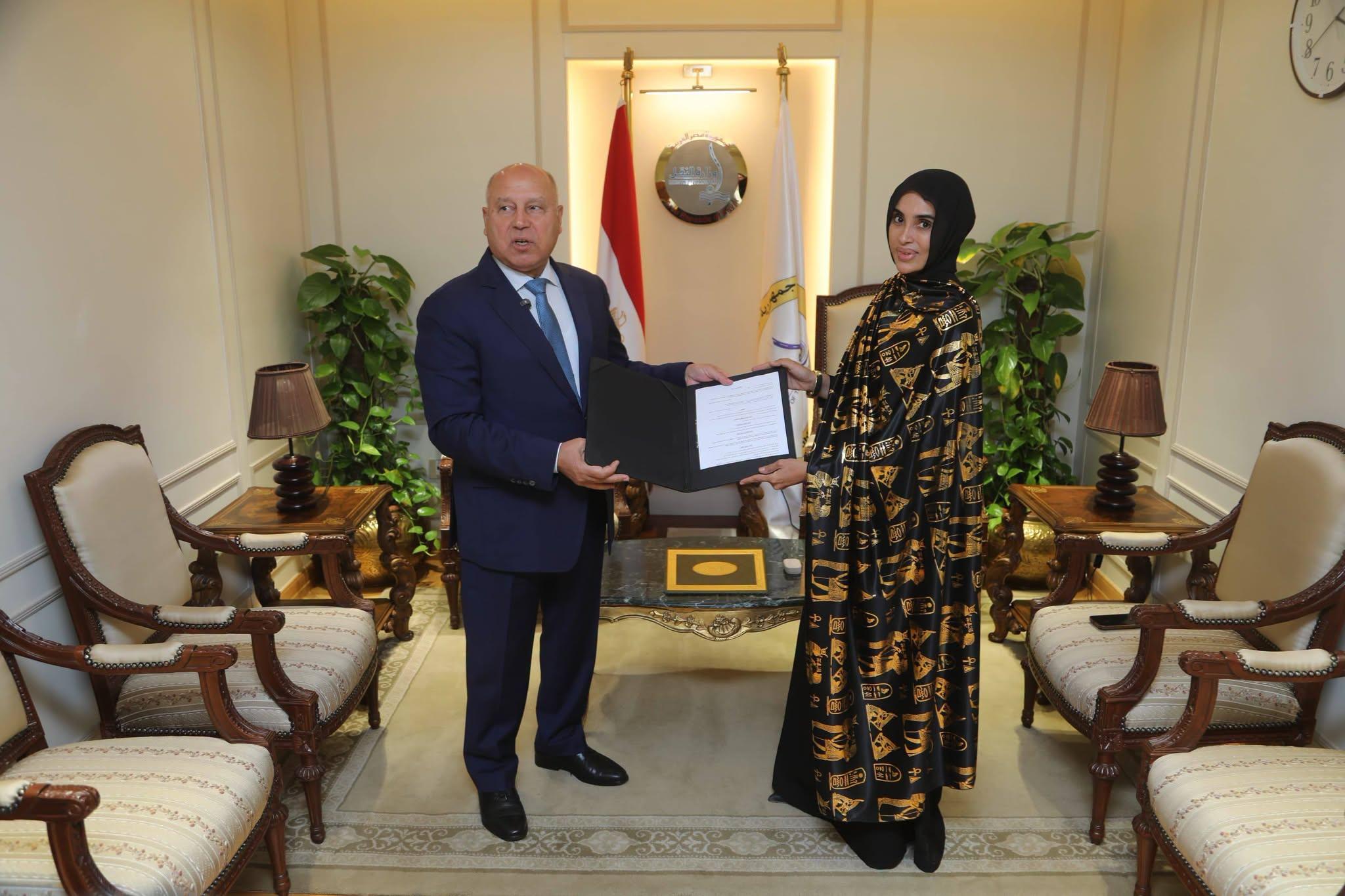 تكريم وزير النقل لـ ليلى الأنصاري