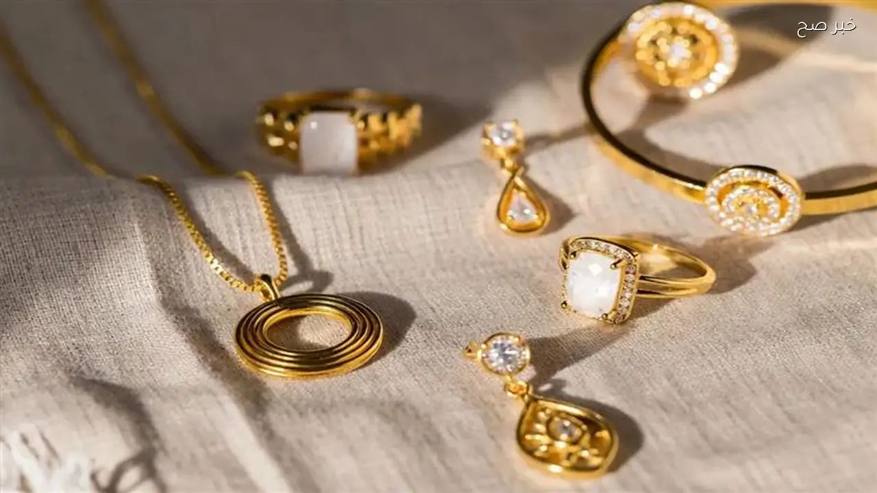 تراجع الدولار يدفع أسعار الذهب للارتفاع في مصر رغم الزيادة العالمية