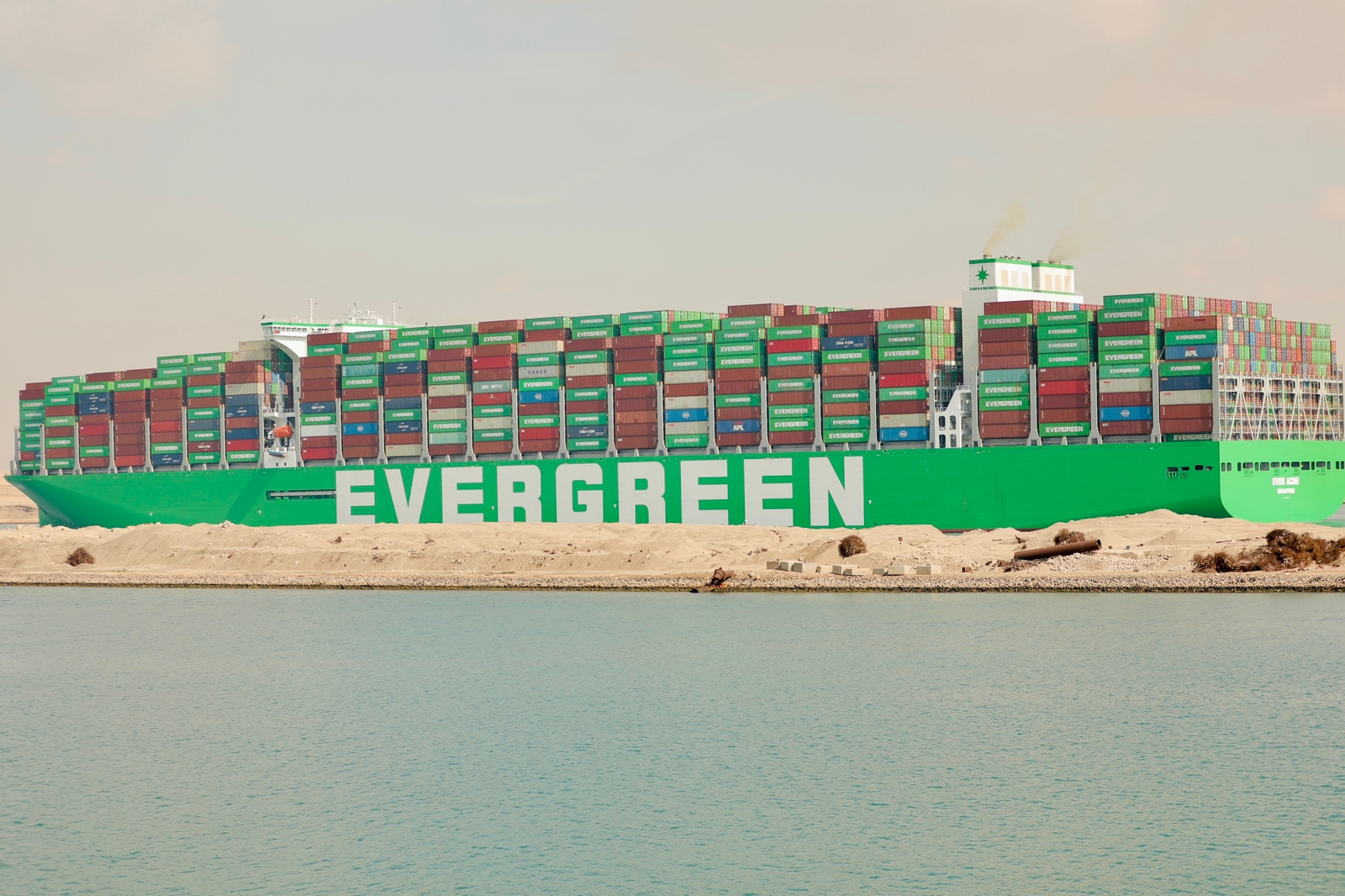 عبور أحدث سفينة حاويات في العالم من قناة السويس.. تحمل 24 ألف حاوية