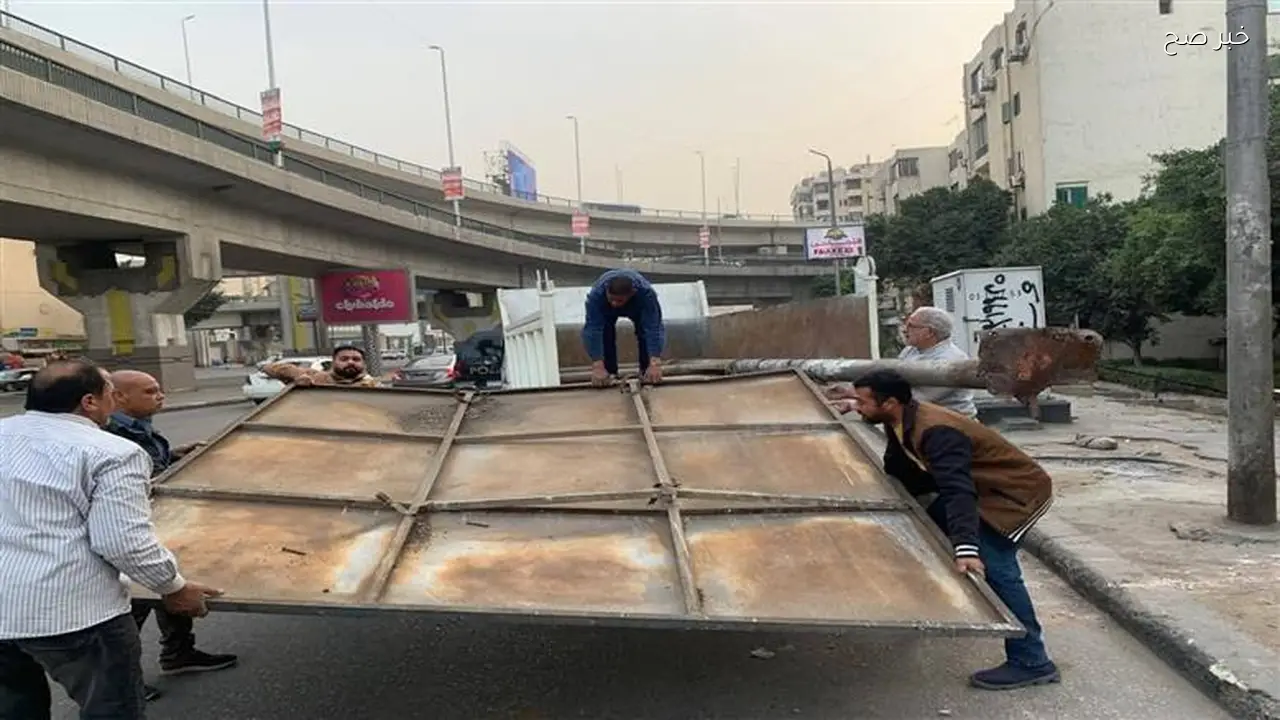 سقوط لوحة إعلانية بطريق النصر نتيجة سوء الأحوال الجوية