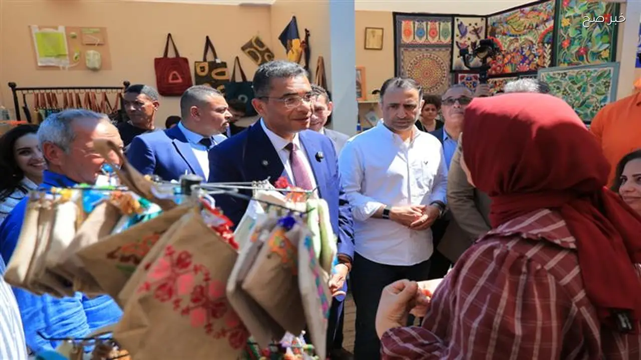 عرض منتجات السيدات في جناح «قومي المرأة» بمعرض «ديارنا»