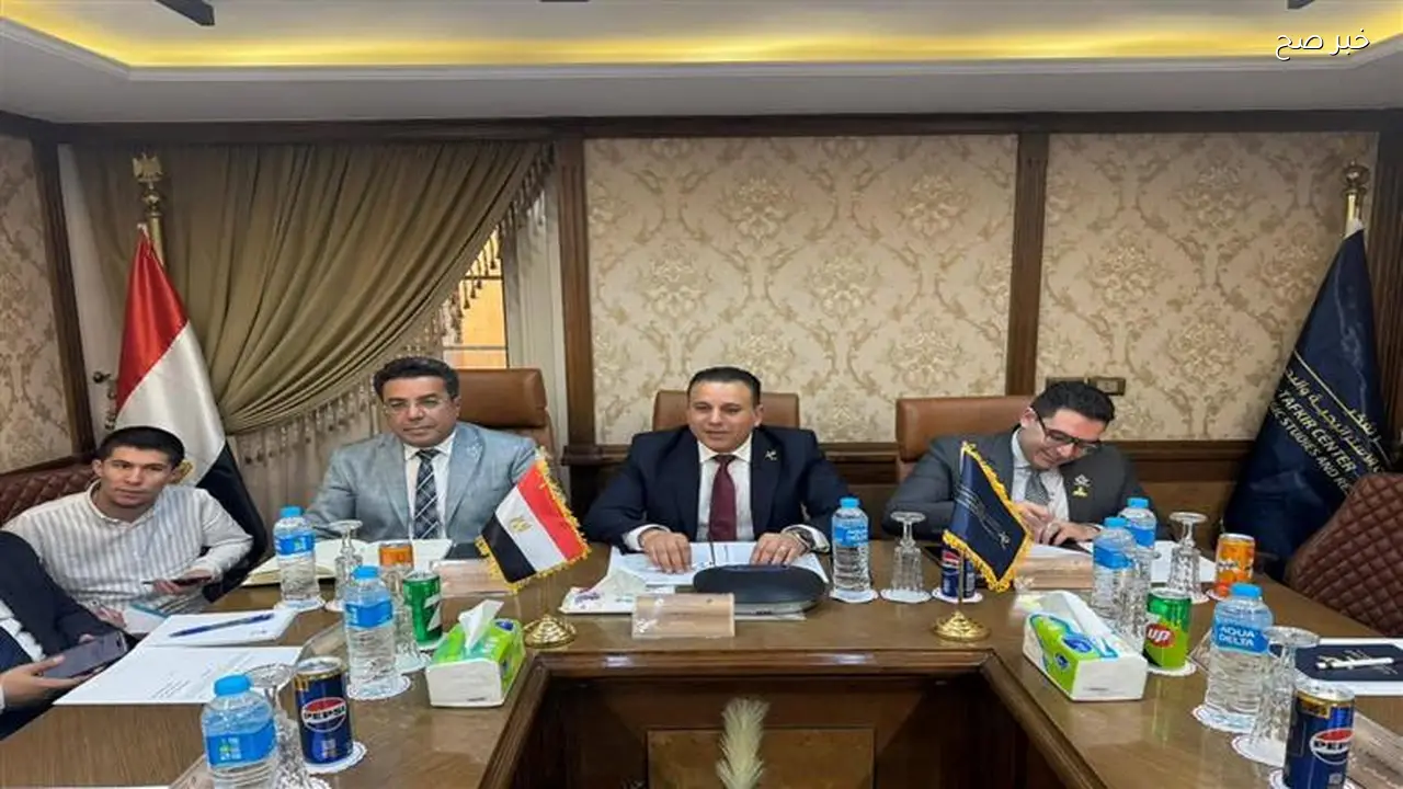 مائدة مستديرة تناقش الاقتصاد الدولي وتؤكد دعم الحلول الدبلوماسية