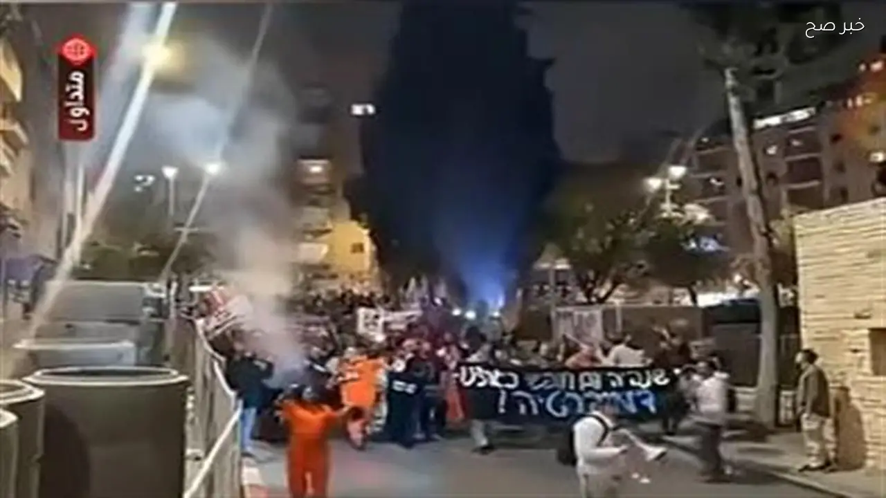 متظاهرون إسرائيليون يطالبون بإسقاط الحكومة أمام الكنيست