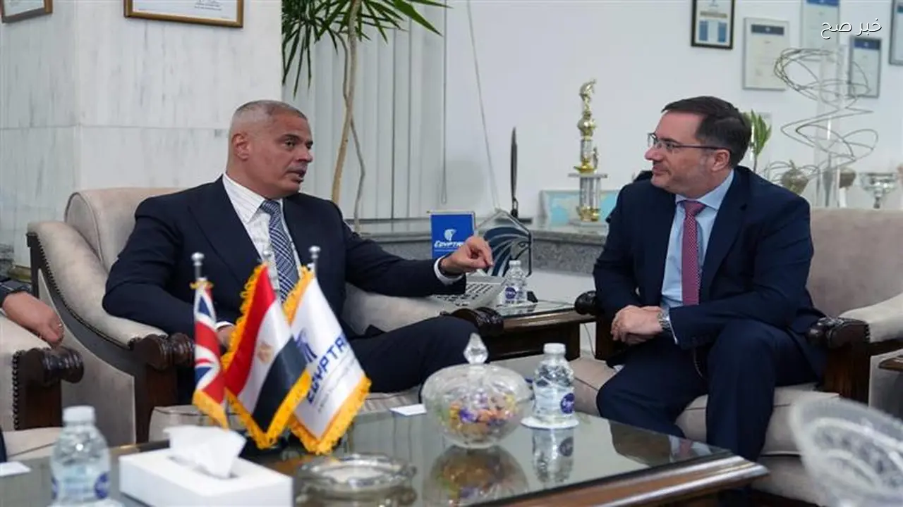 مصر للطيران تبحث مع السفير البريطاني تعزيز التعاون في تطوير الشركة