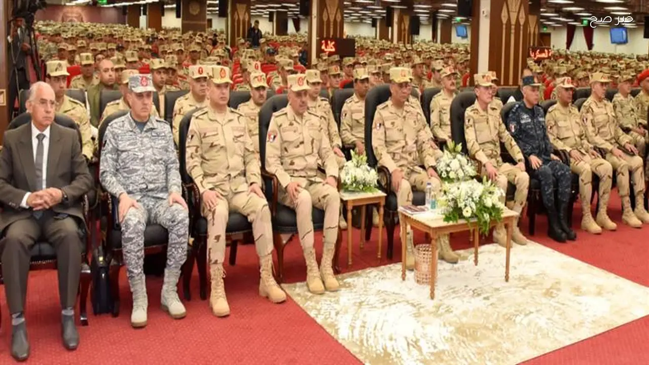 وزير الدفاع يلتقي دارسي الأكاديمية العسكرية وطلبة المعاهد العسكرية