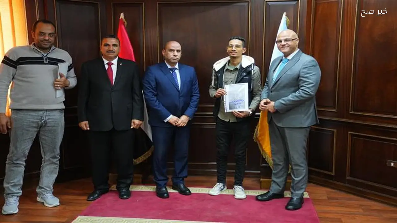 وزير العمل ومحافظ الإسكندرية يقدمان 152 عقد عمل لذوي الهمم