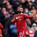محمد صلاح يقدم لفتة إنسانية لمشجع فلسطيني بعد مباراة أستون فيلا