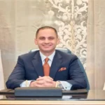 وزير الصحة يهنئ نائبه بفوزه بجائزة الطبيب العربي في الحوكمة الرشيدة