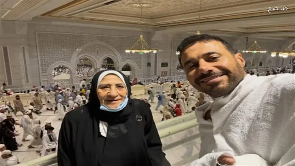 أحمد السعدني يؤدي مناسك الحج مع والدته لأول مرة