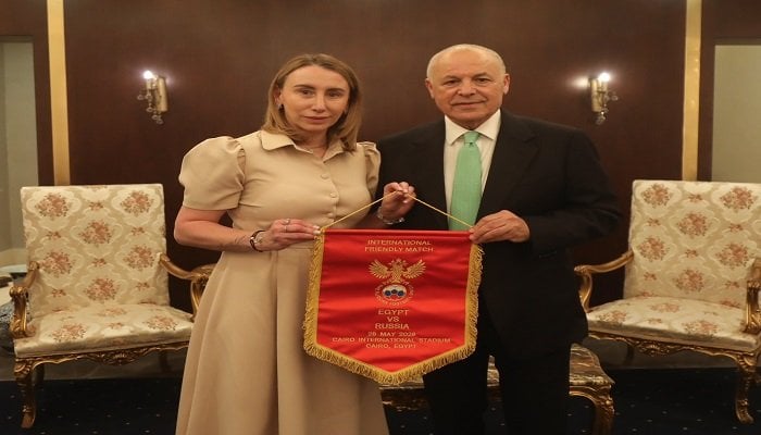أبو ريدة يتبادل الدروع التذكارية مع رئيسة بعثة منتخب روسيا أبو ريدة يتبادل الدروع التذكارية مع رئيسة بعثة منتخب روسيا