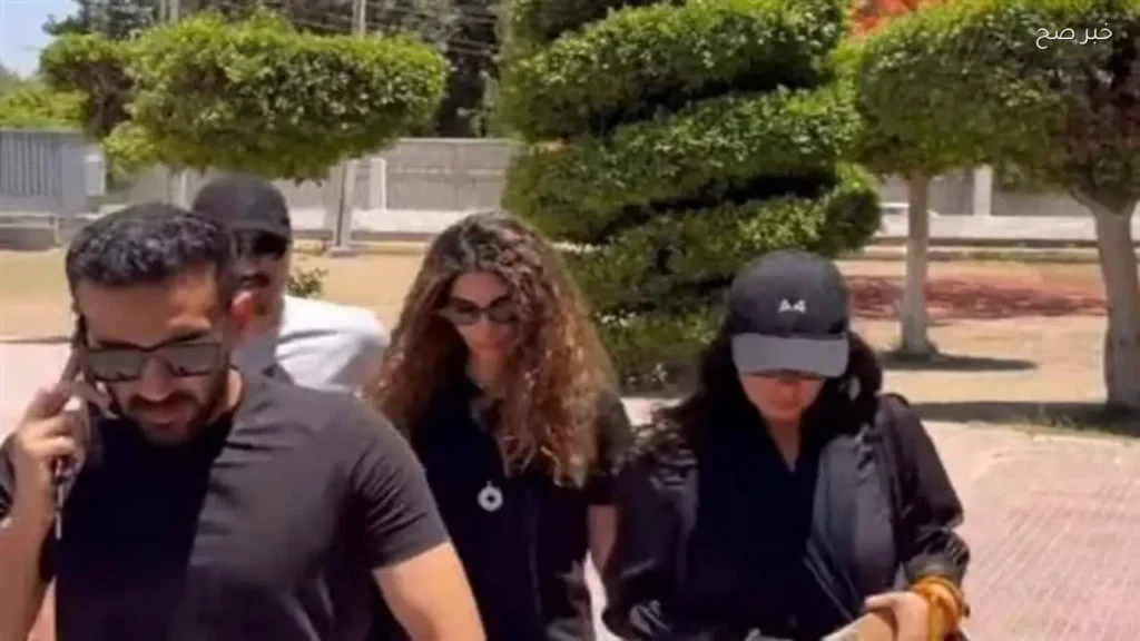 أحمد حلمي يقود جنازة والدته في بنها بحضور منى زكي