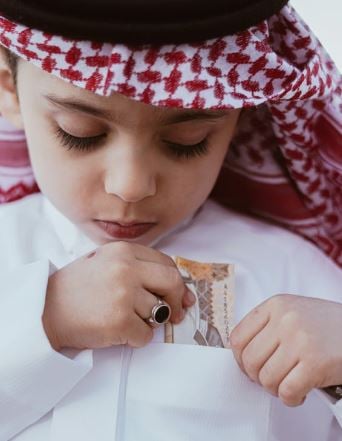 الاطفال والعيدية