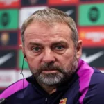 هانز فليك يحث لاعبي برشلونة على الالتزام بعد التتويج بالدوري الإسباني
