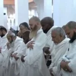 الحجاج يؤدون صلاتي الظهر والعصر في مسجد نمرة يوم عرفة