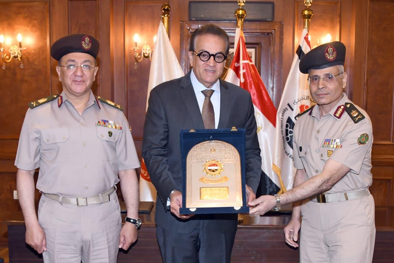 جانب من التوقيع