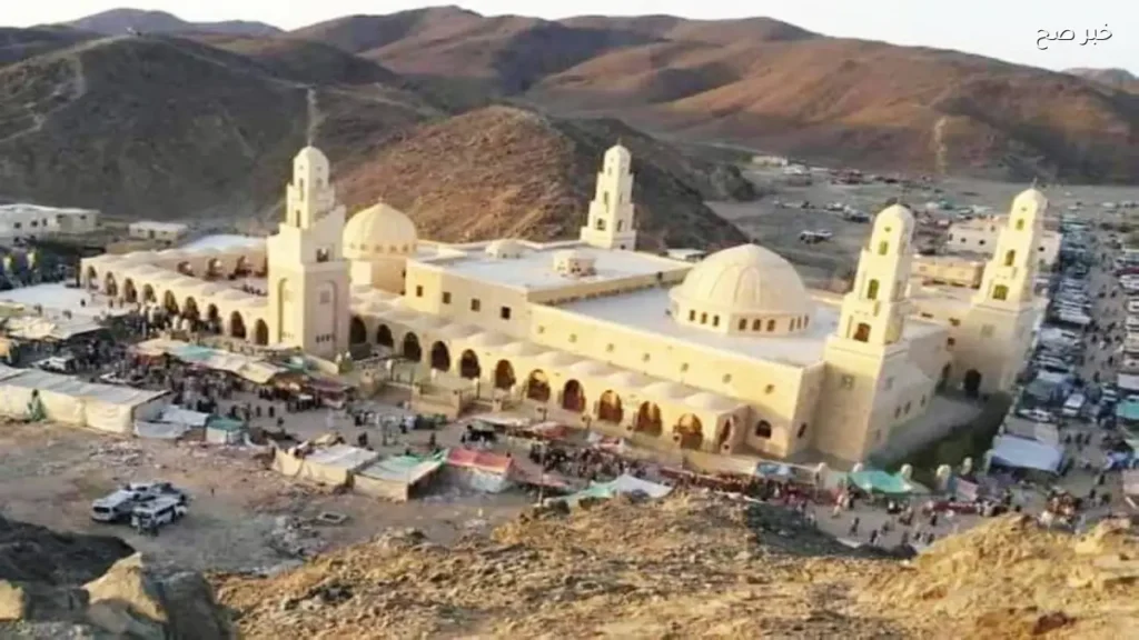 آلاف المريدين يحيون الليلة الختامية لمولد الشاذلي في وادي حميثرة