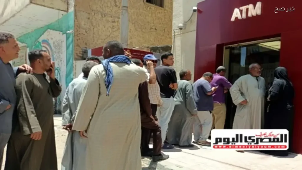ازدحام أمام ماكينات الصراف الآلي مع اقتراب عيد الأضحى