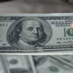 تراجع الدولار مع انخفاض السيولة وتوقعات فتح مضيق هرمز