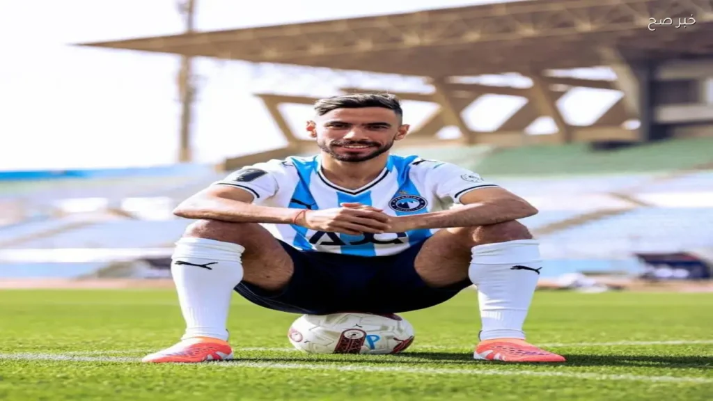 مجدي عبدالغني يكرم ناصر ماهر بعد فوزه بجائزة أفضل لاعب وسط في الدوري المصري
