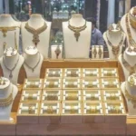 سعر الذهب يسجل ارتفاعًا طفيفًا رغم تراجع العقود الفورية بنسبة 13%