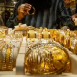 الذهب يتراجع عالميًا بأكثر من 35 دولارًا في بداية تعاملات الجمعة