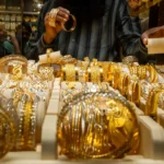 أسعار الذهب تتراجع مع استمرار الضغوط الاقتصادية العالمية