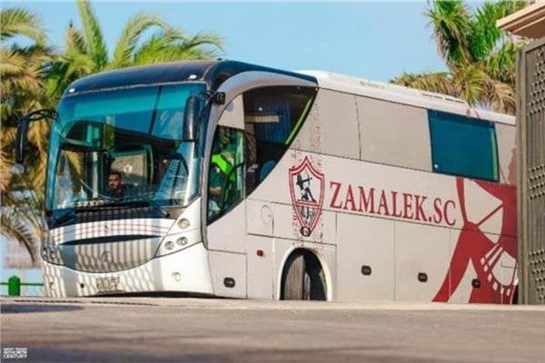 حافلة الزمالك تصل ستاد القاهرة لمواجهة سيراميكا كليوباترا في جولة حسم الدوري المصري