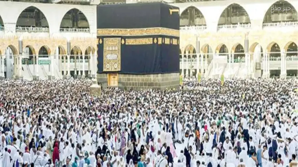 حجاج بيت الله الحرام يكملون طواف الإفاضة في أجواء إيمانية