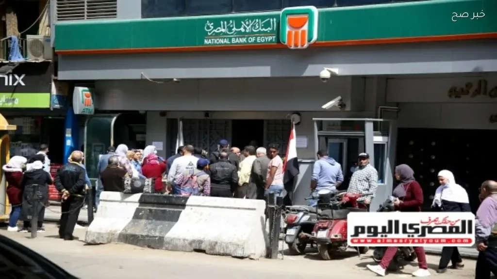 زحام شديد أمام ماكينات الصراف الآلي قبل عيد الأضحى
