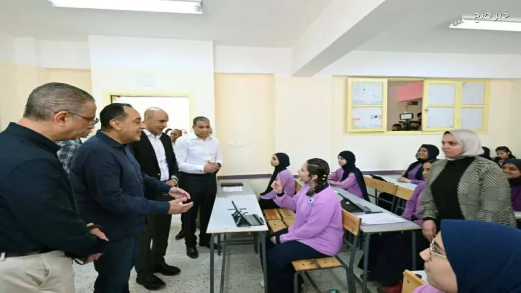 مدبولي يتفقد مجمع مدارس ببولاق الدكرور ويستمع لآراء الطلاب
