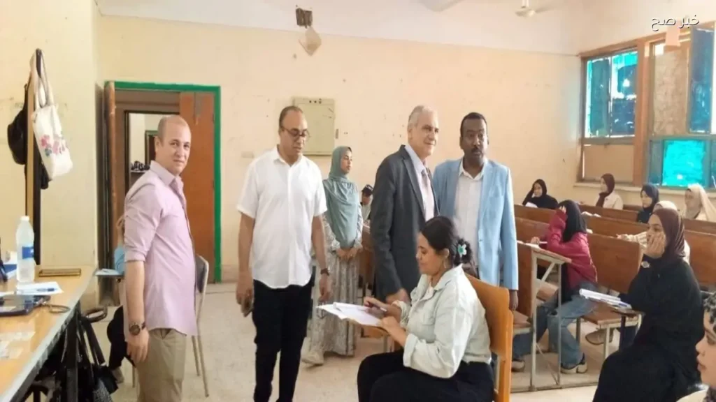 جولة تفقدية لرئيس جامعة أسوان خلال امتحانات كلية الخدمة الاجتماعية