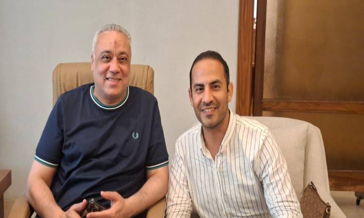 الزميل أحمد حمدي مع رئيس لجنة السياحة الدينية