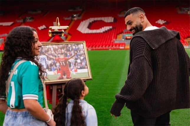 محمد صلاح يودع أنفيلد بلحظات مؤثرة مع ابنتيه قبل نهاية رحلته مع ليفربول محمد صلاح يودع أنفيلد بلحظات مؤثرة مع ابنتيه قبل نهاية رحلته مع ليفربول