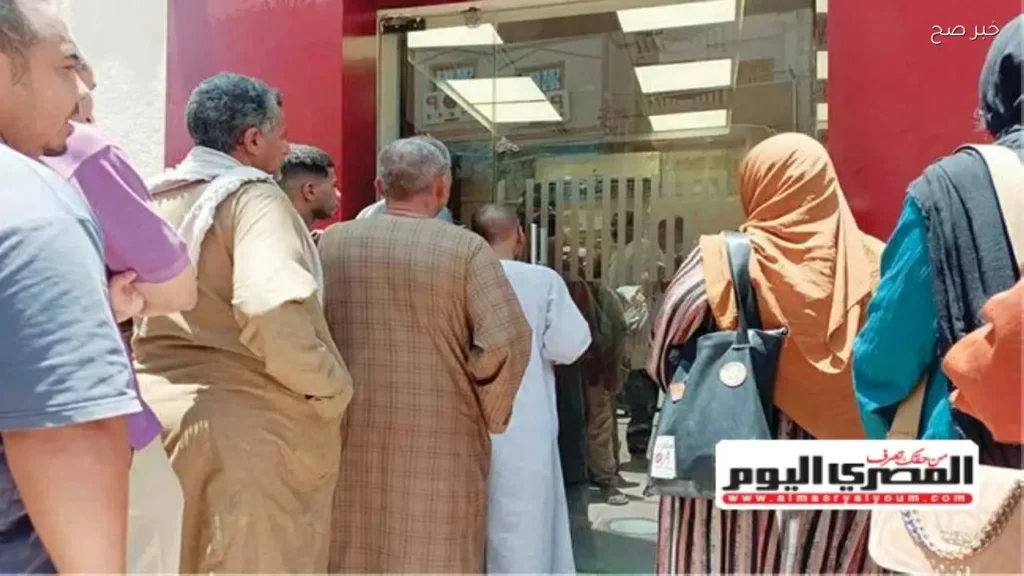 المصريون يتزاحمون أمام ماكينات الصراف الآلي بحثًا عن النقود