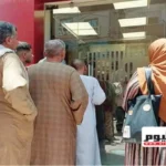 المصريون يتزاحمون أمام ماكينات الصراف الآلي بحثًا عن النقود