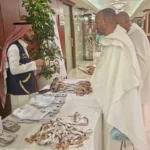 لجان متابعة حقائب حجاج السياحة المصرية في مكة والمدينة