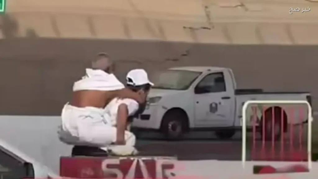 متطوع يحمل مسنًا لأداء مناسك الحج في مشهد إنساني مؤثر