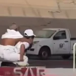 متطوع يحمل مسنًا لأداء مناسك الحج في مشهد إنساني مؤثر