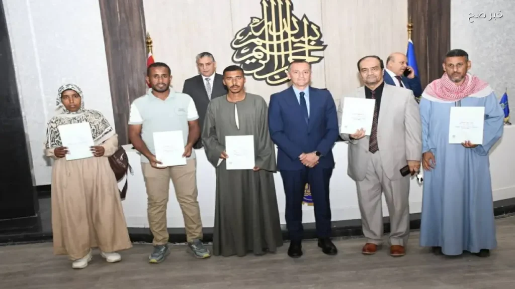 تسليم 8 عقود ملكية في أسوان ضمن قانون تقنين أراضي الدولة