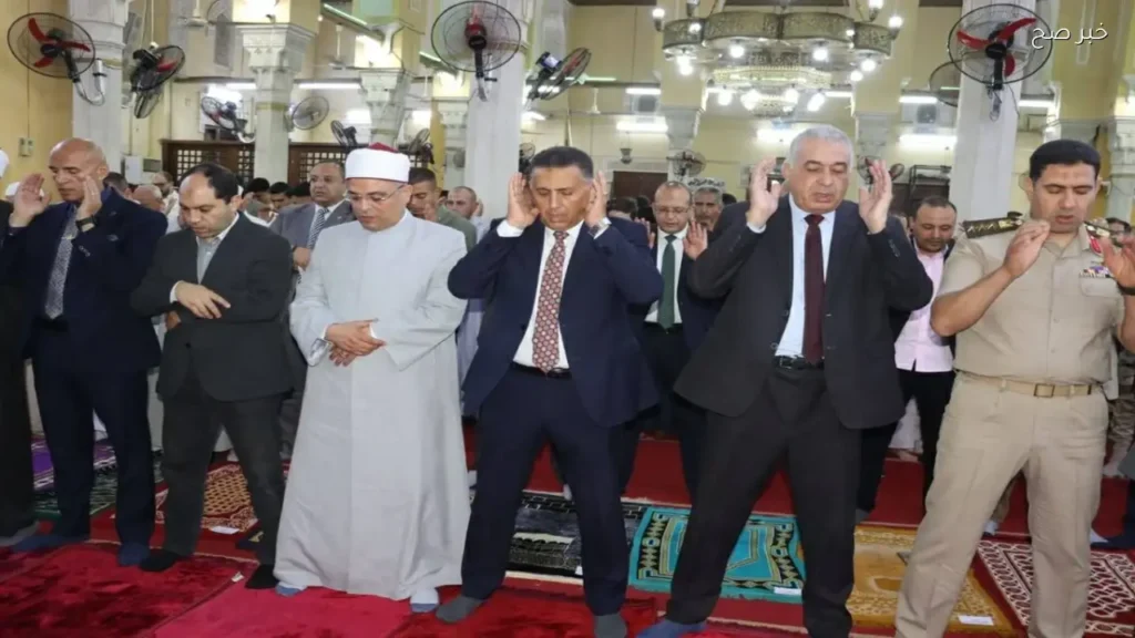 محافظ القليوبية يؤدي صلاة عيد الأضحى بمسجد ناصر في بنها وسط حشود المواطنين