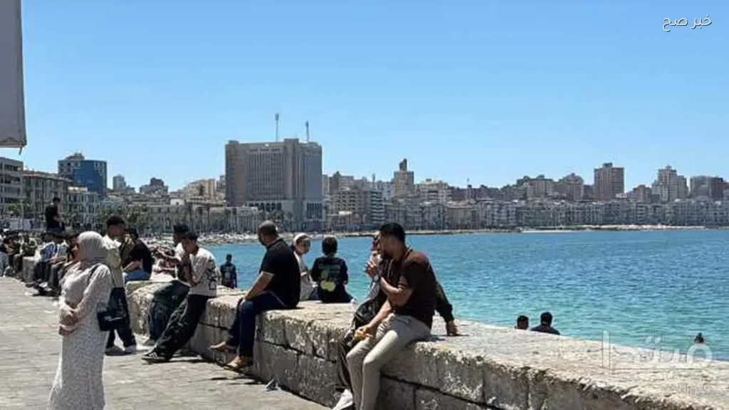 الكورنيش يستقطب الزوار في الإسكندرية خلال عيد الأضحى