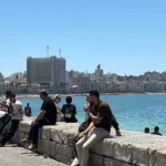 الكورنيش يستقطب الزوار في الإسكندرية خلال عيد الأضحى